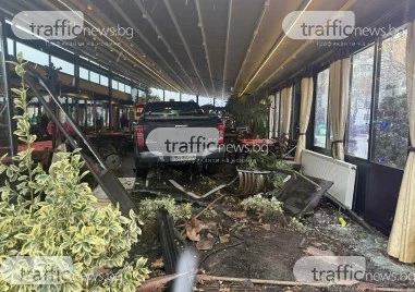 Тежка катастрофа в Тракия – джип се вряза в заведение, на място има патрулки и линейки