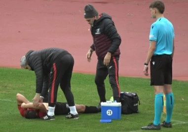 Един от титулярите на Локомотив Енцо Еспиноса се контузи по