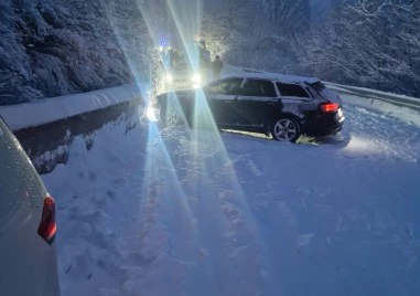 Доста коли закъсаха на пътя за Стойките показват публикации в