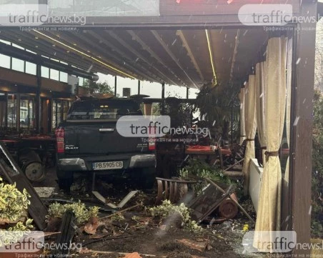 Шофьорът, който се вряза в заведение в Тракия, загубил контрол над джипа