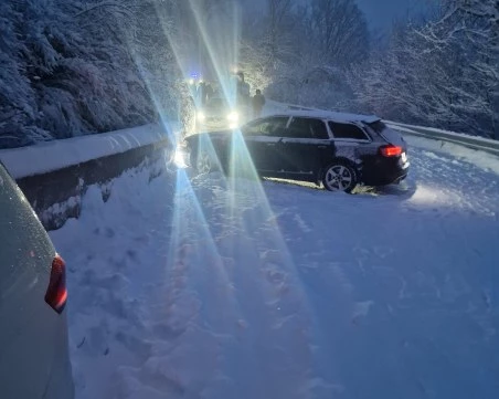 Закъсали коли на пътя за Стойките