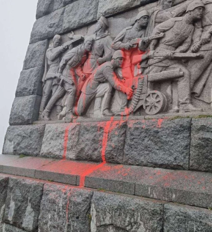Паметникът Альоша“ в Пловдив осъмна залят с червена боя за