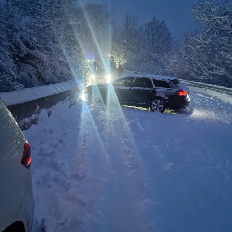 Закъсали коли на пътя за Стойките