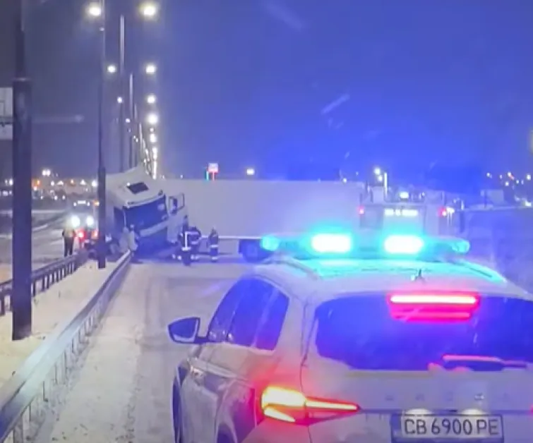 Камион блокира Околовръстното на София СНИМКИ