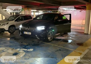 Шофьор на лъскаво возило шокира с арогантно поведение Дама управляваща