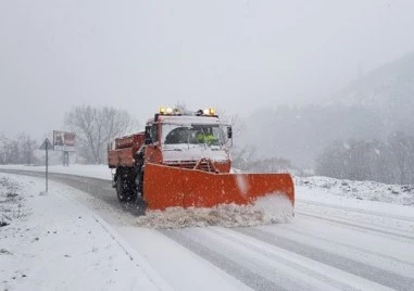 Над 1000 машини почистват пътищата в страната