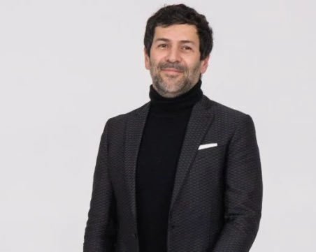 Френски дизайнер представи виртуална колекция, създадена изцяло с изкуствен интелект