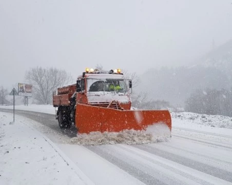 Над 1000 машини почистват пътищата в страната