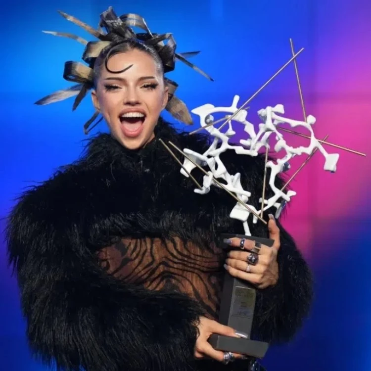 Дара обидена от коментарите, иска да се откаже от Евровизия