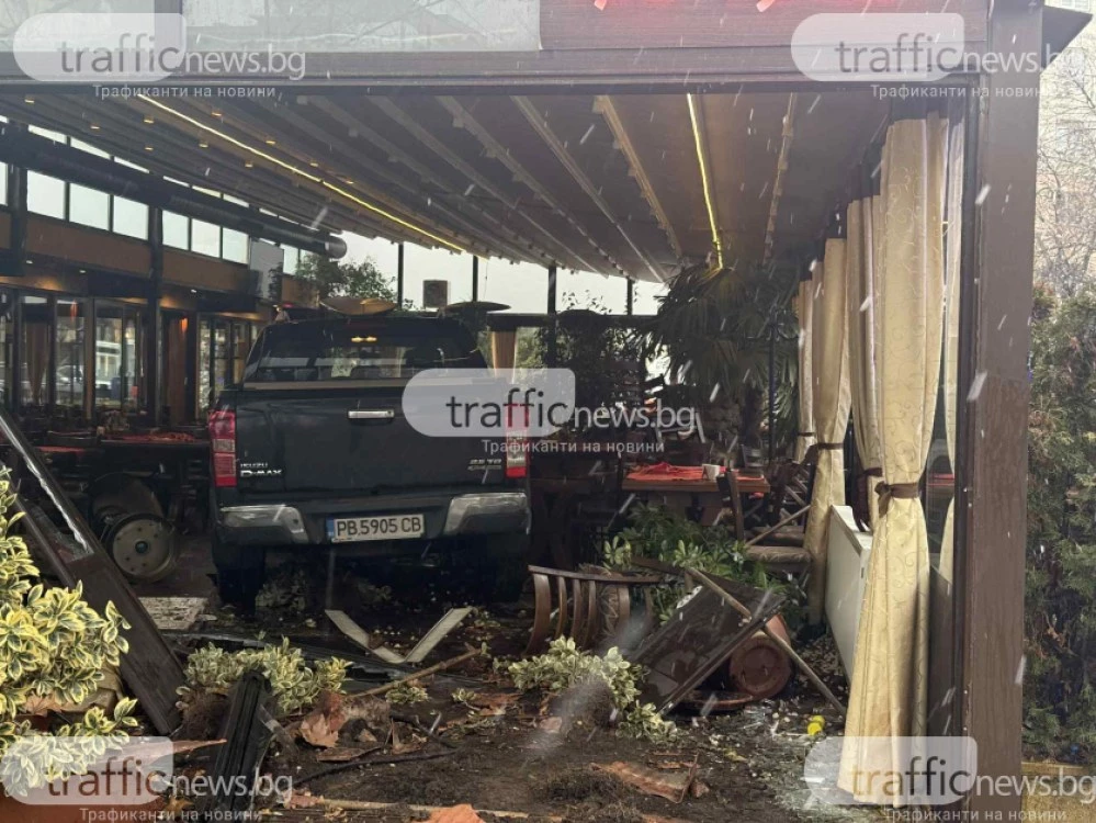 На косъм от трагедия! ВИДЕО показва момента, в който пикап се врязва в пловдивския ресторант