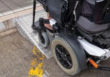 Отпускат над 51 000 евро на хора с увреждания за достъпна жилищна среда