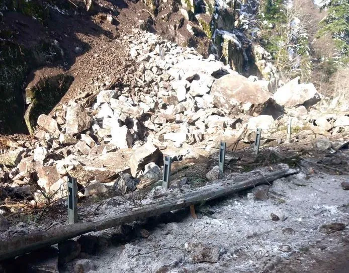 Огромно свлачище блокира път в Родопите, въведен е обход СНИМКИ