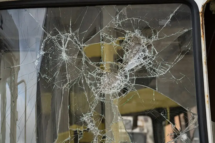 Опасна игра: Счупиха със снежни топки стъкло на автобус от градския транспорт