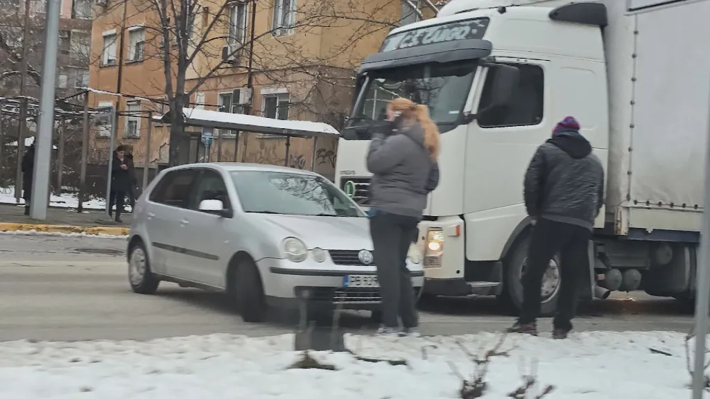 Зрелищно: Камион завлече автомобил по оживен булевард в Пловдив