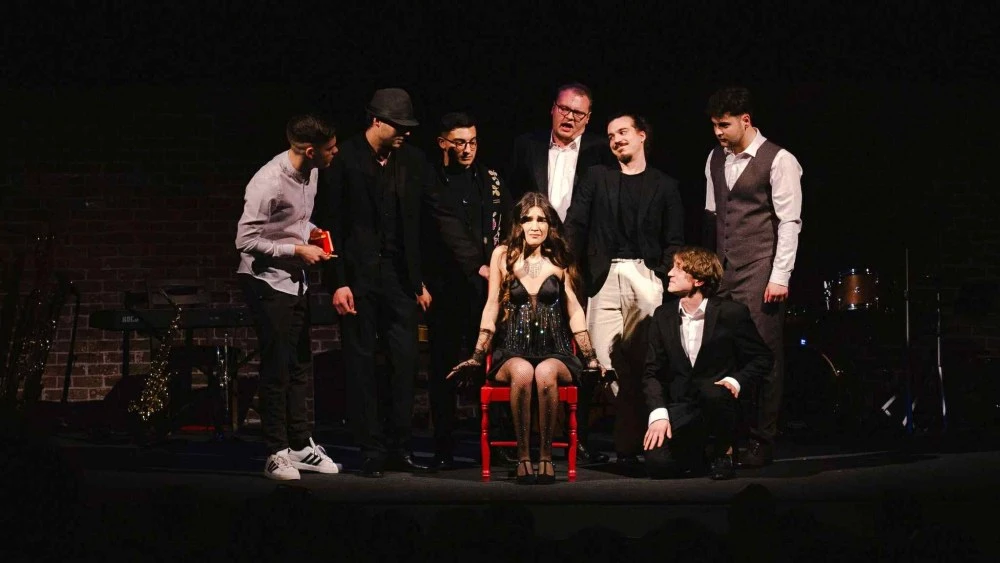 В Деня на влюбените и виното: Необикновен спектакъл превръща музикантите в актьори