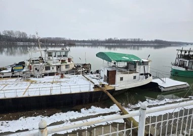 Три баржи са се откъснали от пристанище Север във Видин и