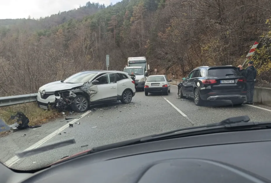 Един човек е загинал а осем са пострадали при катастрофи