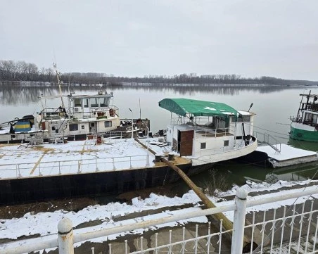 Баржи се откъснаха от пристанище „Север