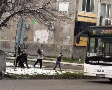 Градският транспорт на Пловдив под обсада: Масови атаки със снежни топки по рейсовете