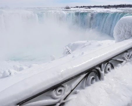 Ниагарският водопад замръзна