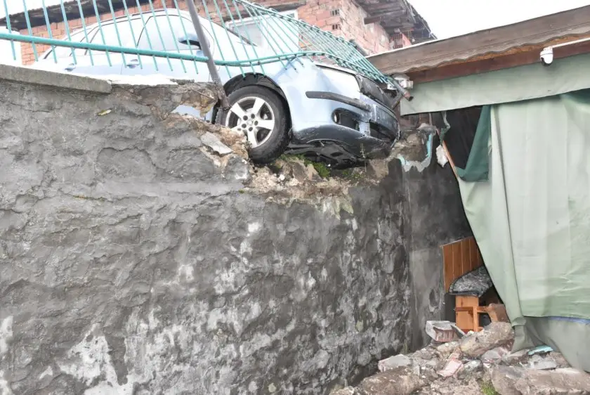 Паркиран автомобил прекоси булевард и се заби в ограда на къща в Хасково