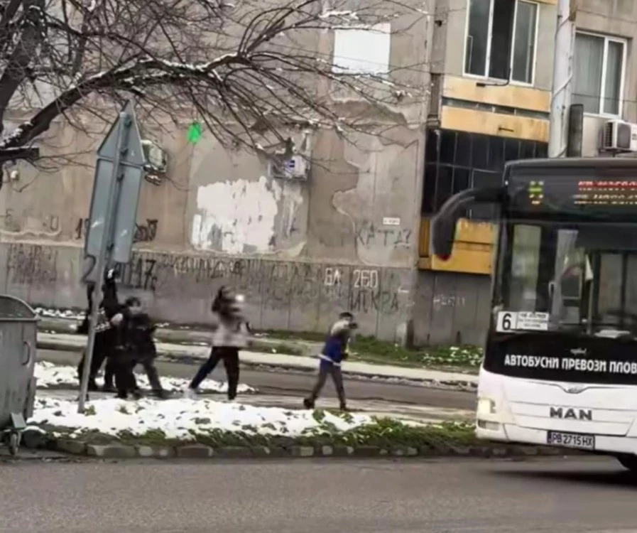 Градският транспорт на Пловдив под обсада: Масови атаки със снежни топки по рейсовете