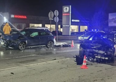 Ауди и мерцедес се блъснаха на бул. България, един от шофьорите е в болница