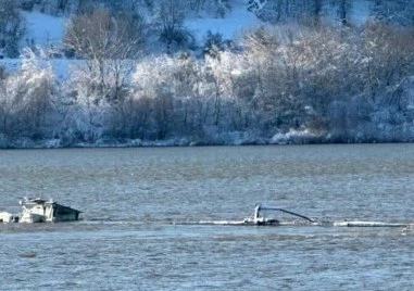 Баржа потъна край Гюргево и замърси Дунав с нефт