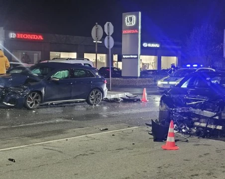 Ауди и мерцедес се блъснаха на бул. България, един от шофьорите е в болница