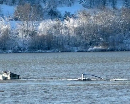 Баржа потъна край Гюргево и замърси Дунав с нефт