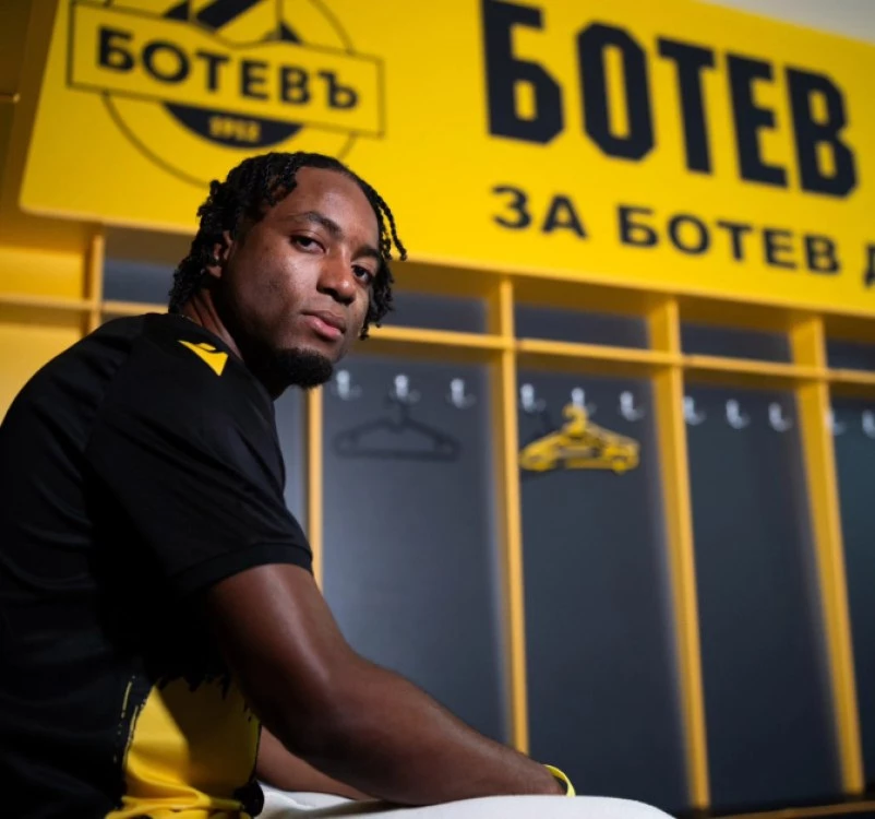 Бившият играч на Ботев Вини Трибуле отиде в отбор, в който е бил Валери Божинов