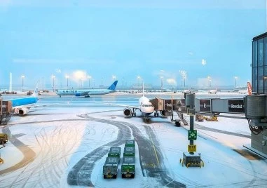 Зимното време доведе до отменени и забавени полети на международното