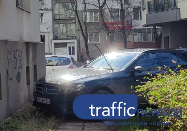Мерцедес „окупира пешеходен подход в „Западен, майки с колички и хора с увреждания без изход