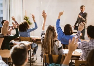 МОН предлага изкуственият интелект да се включи в учебните предмети