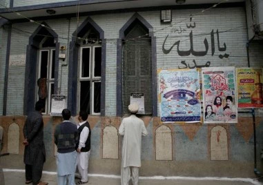 Най-малко 30 души загинаха след самоубийствен атентат в джамия в Исламабад