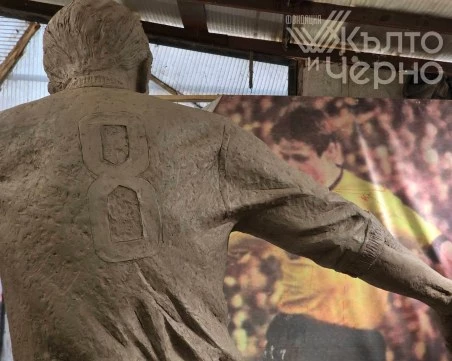 Обявиха кога ще открият паметника на Чико пред Колежа