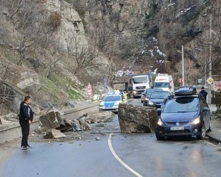 Срутили се скали затвориха пътя Варвара – Велинград