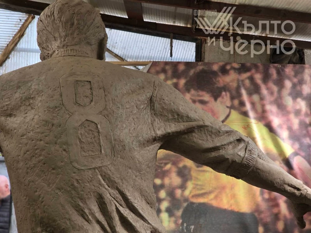 Обявиха кога ще открият паметника на Чико пред Колежа