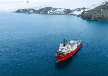 Научноизследователският кораб Св. св. Кирил и Методий достигна до Антарктическия континент