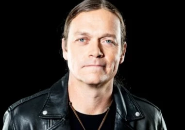 Брад Арнолд водещият вокалист на 3 Doors Down почина на