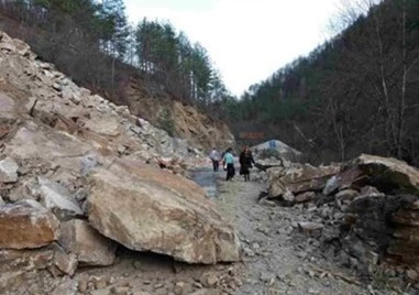 Паднала скална маса затруднява движението при км 103 на път