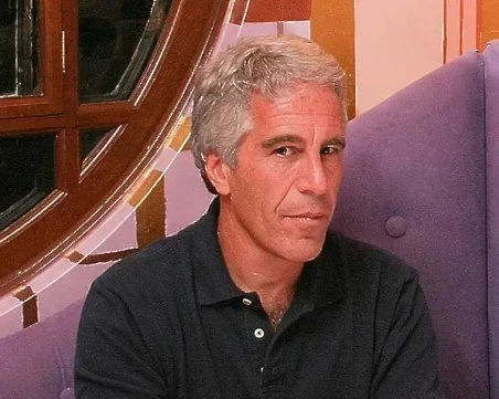 Франция разследва бивш министър на културата и дъщеря му, свързани с аферата 