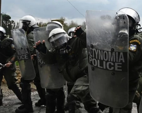 Сериозни сблъсъци между анархисти и полицията в Солун