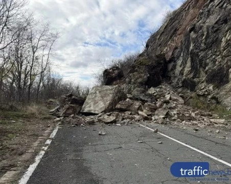 Скална маса падна в Смолянско, пътят между две села е блокиран