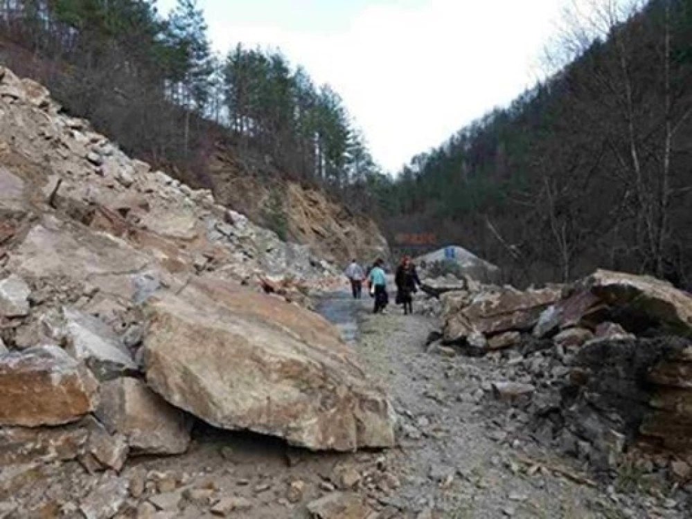 Скална маса се стовари на пътя Разлог - Гоце Делчев