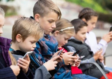 Българчетата са трети по зависимост от социалните мрежи и масово използват телефоните