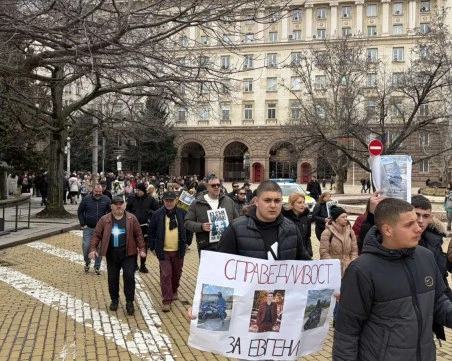 Близки на загинали при катастрофи излязоха на протест в София