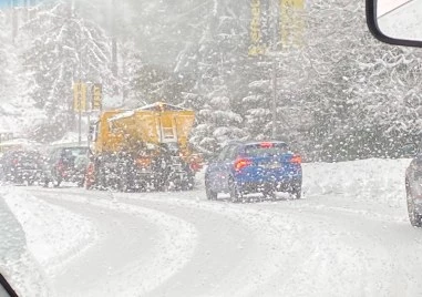 Сигнал за множество закъсали автомобили по пътя към Пампорово съобщава