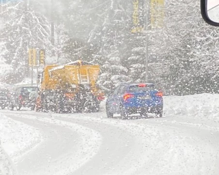Автомобили са закъсали по пътя към Пампорово