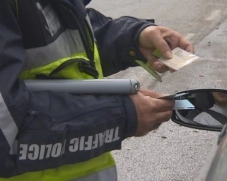 Джигит опита да подкупи полицаи край Първомай, подхвърли им 40 евро